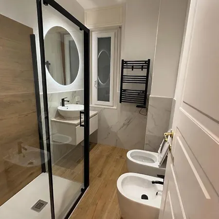 Guest house Int13 Via De Filippi 3*